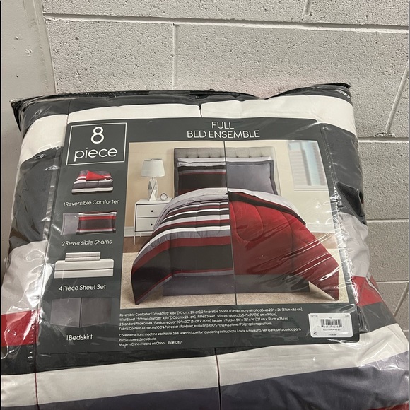 BNIB 8 piece reversible bedding ensemble - Picture 2 of 4
